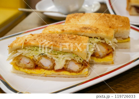 皿の上の断面がそそるエビフライサンド 119726033