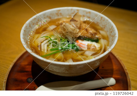 お盆にのった本場名古屋のきしめん お盆にのった本場名古屋のきしめん 119726042