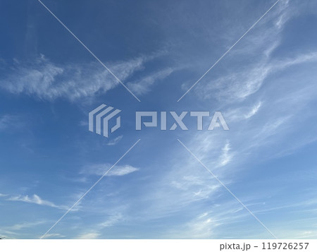 夏の青空と白い雲 夏の青空と白い雲 119726257