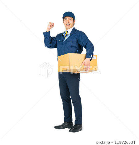 荷物を持つ配達員・デリバリースタッフ　手作業で精密に切り抜いた背景透過全身写真PNG 119726331