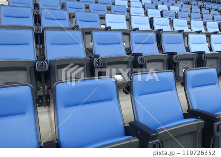 スタジアムの観客席に並ぶ座席シート 119726352