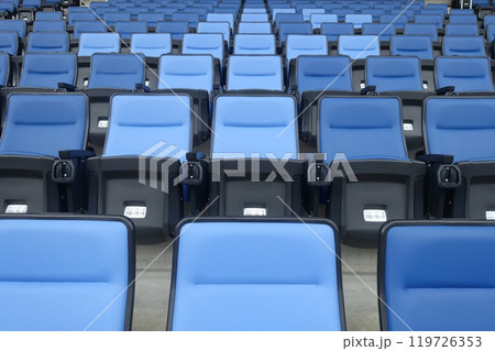 スタジアムの観客席に並ぶ座席シート 119726353