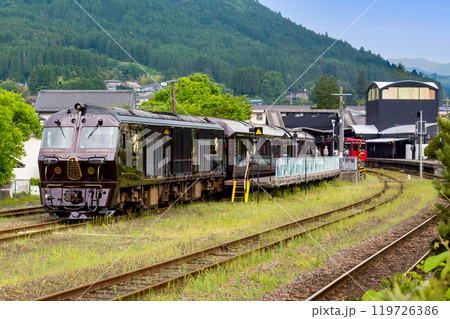 湯布院駅と観光列車 119726386