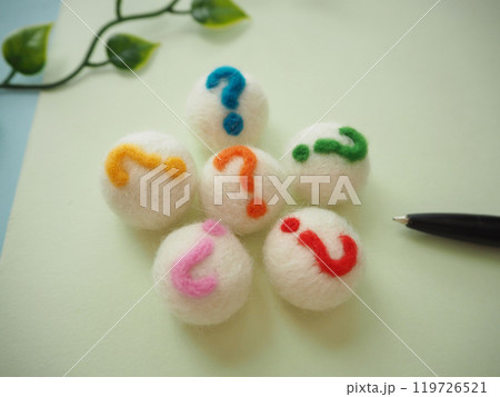 カラフルなクエスチョンマーク　かわいい　はてな 119726521