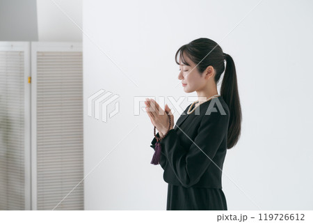 手を合わせる喪服の女性 手を合わせる喪服の女性 119726612