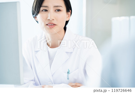 白衣の女性 119726646