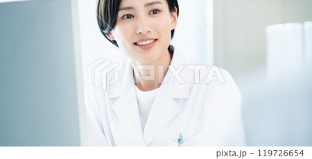 白衣の女性 119726654