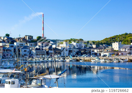 佐賀関漁港と煙突 119726662