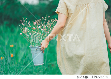 花農園で、お花摘み 119726680