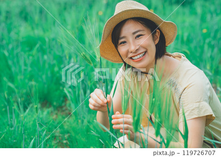 麦を摘む 119726707