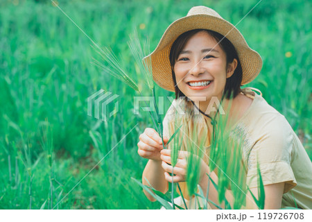 麦を摘む 119726708