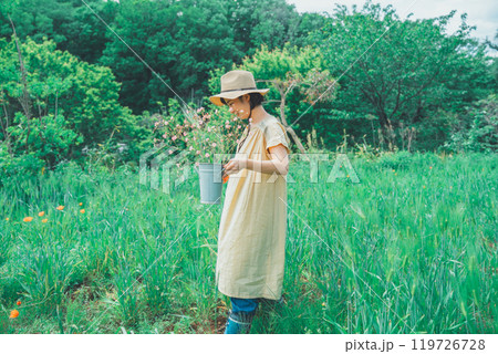 花農園で、お花摘み 119726728