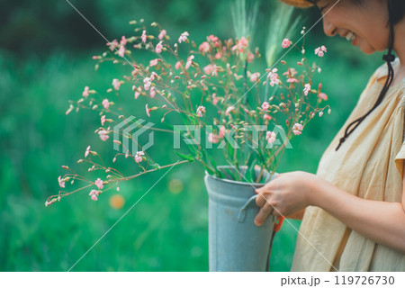 花農園で、お花摘み 119726730