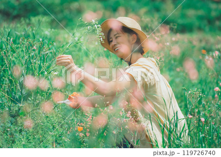 花農園で、お花摘み 花農園で、お花摘み 119726740