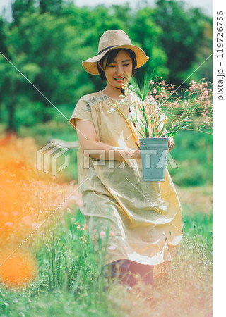 花農園で、お花摘み 119726756