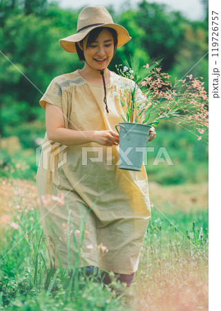 花農園で、お花摘み 花農園で、お花摘み 119726757