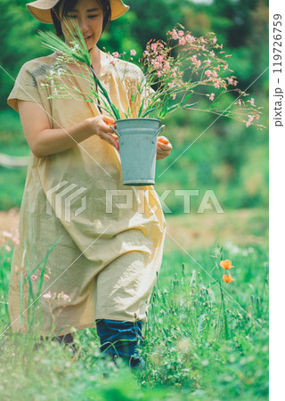 花農園で、お花摘み 119726759
