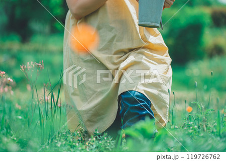 お花摘み 119726762