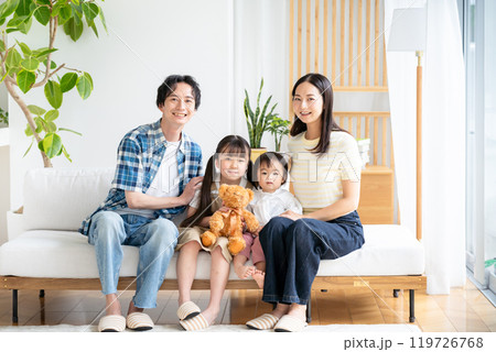リビングでくつろぐ4人家族 リビングでくつろぐ4人家族 119726768