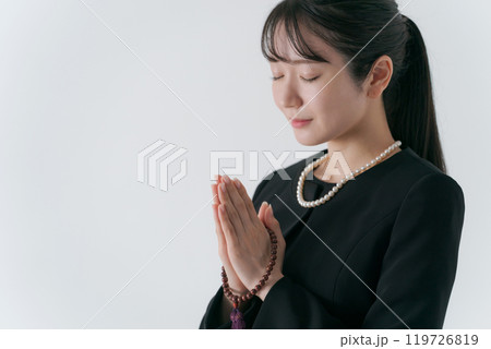 手を合わせる喪服の女性 手を合わせる喪服の女性 119726819