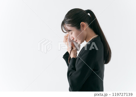 涙を流す喪服の女性 119727139