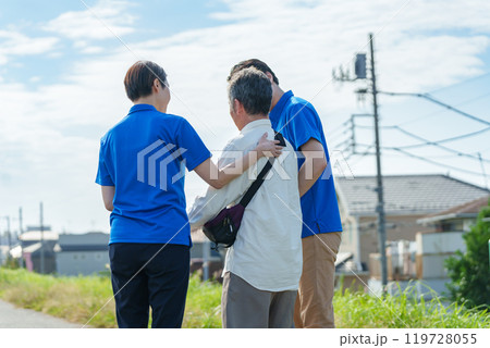 介護施設から脱出し徘徊している老人を保護する介護士 119728055
