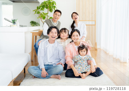 リビングでくつろぐ三世代家族 119728118