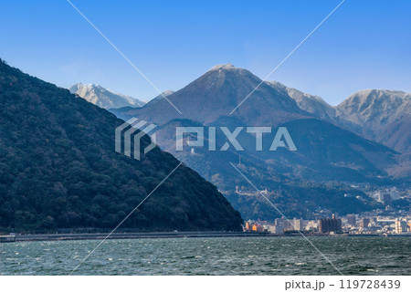 別府市街と鶴見岳 由布岳積雪風景 別府市街と鶴見岳 由布岳積雪風景 119728439