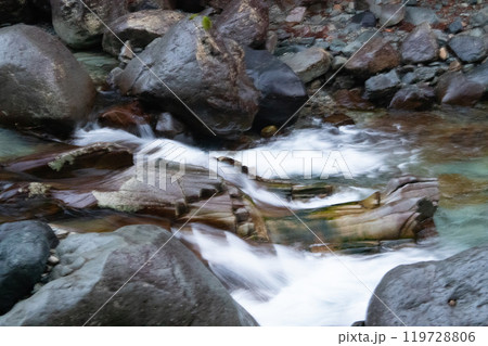 激流の川の流れ 119728806