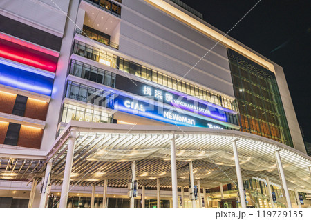 ライトアップされた横浜駅の駅舎【神奈川県・横浜市】 ライトアップされた横浜駅の駅舎【神奈川県・横浜市】 119729135