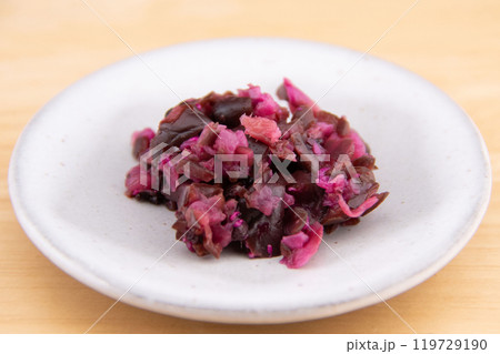 豆皿に盛った刻み柴漬け 豆皿に盛った刻み柴漬け 119729190