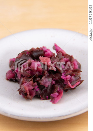 豆皿に盛った刻み柴漬け 119729192