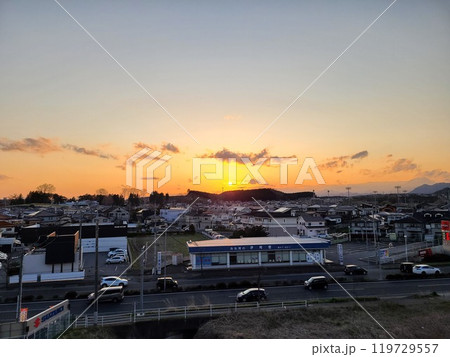 美しい夕焼けと日本の街並み 美しい夕焼けと日本の街並み 119729557