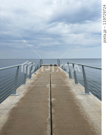 スウェーデン　マルメ　海　空　桟橋 119729724