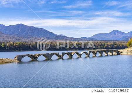 秋晴れの日の旧国鉄士幌線タウシュベツ川橋梁　北海道上士幌町 119729927
