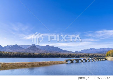 秋晴れの日の旧国鉄士幌線タウシュベツ川橋梁　北海道上士幌町 119729932