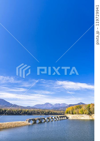 秋晴れの日の旧国鉄士幌線タウシュベツ川橋梁　北海道上士幌町 119729941