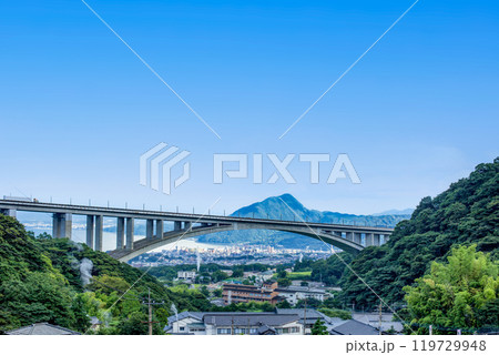 別府明晩温泉と大分自動車道と別府湾 119729948