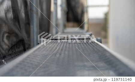 外壁工事の足場 119731140