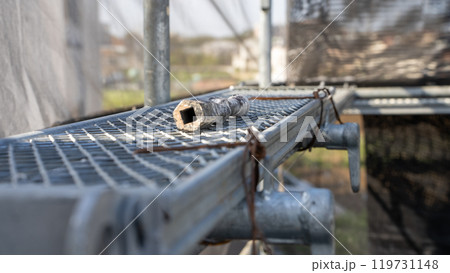 外壁工事の足場 119731148