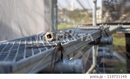 外壁工事の足場 119731149