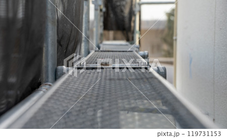 外壁工事の足場 119731153