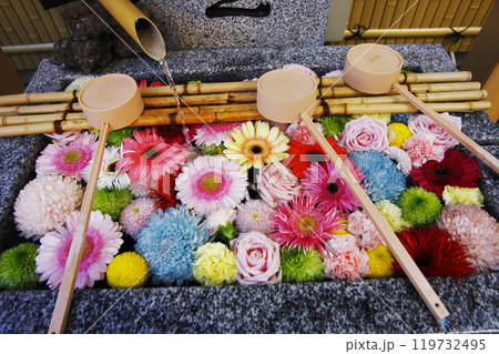 花手水は手を清める前に色鮮やかな花々で目を清め、参拝者の心を和ませて 119732495