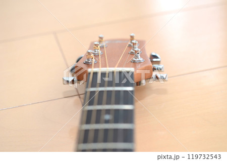 アコースティックギターのネックのペグのアップ・音楽イメージ アコースティックギターのネックのペグのアップ・音楽イメージ 119732543