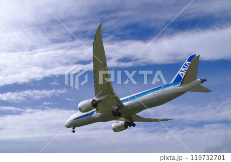 鳥取県境港市の米子鬼太郎空港に着陸するボーイング787型ジェット旅客機を至近距離で見上げて撮った写真 119732701