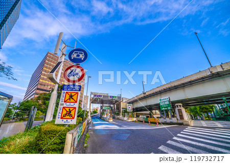 日本の東京都市景観 大手町合同庁舎や神田橋、首都高速神田橋入口などを望む＝10月27日 119732717