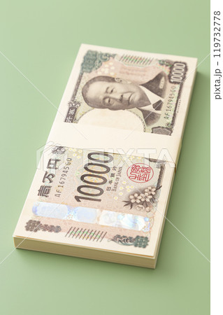 グリーン背景に一万円の札束 119732778