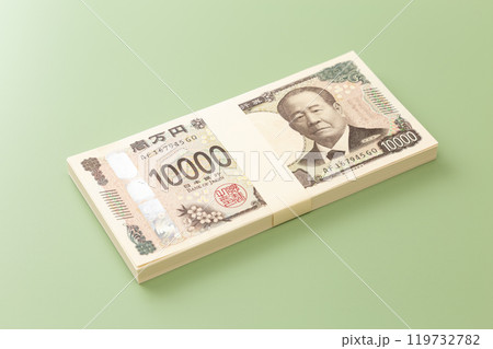 グリーン背景に一万円の札束 グリーン背景に一万円の札束 119732782