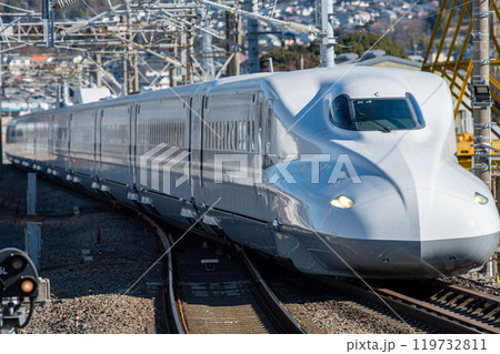 駅に入線してくる東海道山陽新幹線N700A 駅に入線してくる東海道山陽新幹線N700A 119732811
