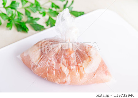 袋に入れて寝かす鶏むね肉 119732940
